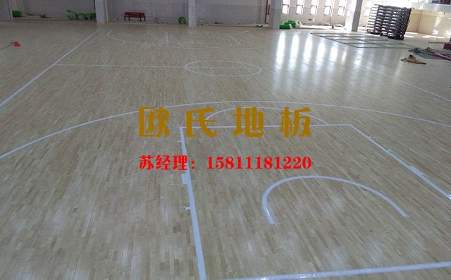 為什么室內(nèi)籃球場(chǎng)多用運(yùn)動(dòng)木地板？